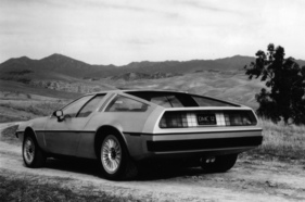 De Lorean DMC-12 (1979) - Vorserienprototyp von schräg hinten gesehen - durchgängiges Leuchtband hinten
