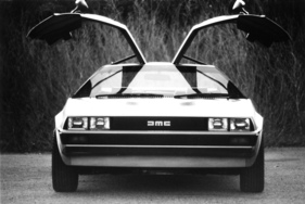 De Lorean DMC-12 (1979) - Vorserienprototyp von vorne mit offenen Flügeltüren