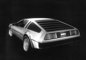 De Lorean DMC-12 (1981) - Heckansicht mit geschlossenen Flügeltüren (1981)