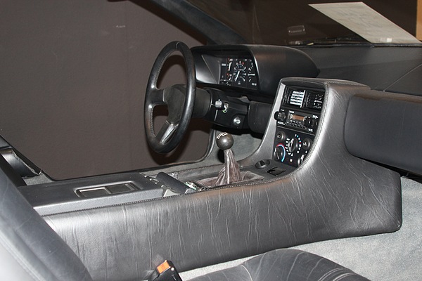 De Lorean DMC-12 (1982) - Das an der Techno Classica 2011 angebotenes Fahrzeug hat das dunkle Interieur