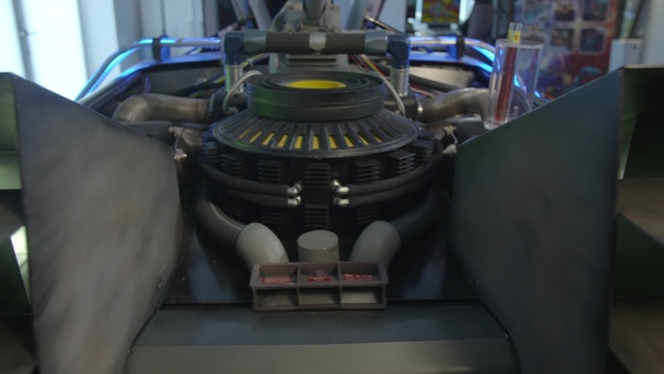 De Lorean DMC-12 (1982) - Filmauto-Replika - Blick auf den Reaktor