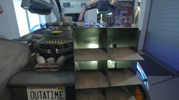 De Lorean DMC-12 (1982) - Filmauto-Replika - auch das Kontrollschild stimmt mit dem Filmauto überein