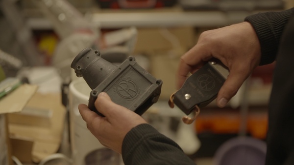 De Lorean DMC-12 (1982) - Filmauto-Replika - der Stecker wurde nachgebaut, weil die Originale nur noch schwer aufzutreiben sind