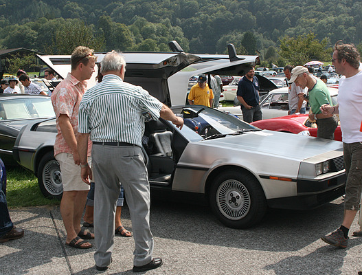 De Lorean DMC-12 (1982) - das Edelstahl-Gefährt zieht immer Neugierige an - fotografiert anlässlich des BMC 2008