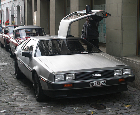 De Lorean DMC-12 (1982) - die Flügeltüren erlaubten ein Einsteigen auf engem Raum - fotografiert 2007