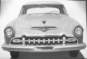 De Soto Firedome 4-Door Sedan (1955) – erkennbar an den fehlenden Kotflügel-Ornamenten über den Scheinwerfern