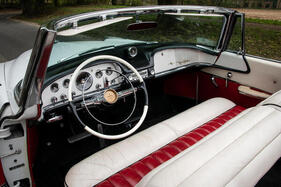 De Soto Fireflite Convertible (1955) – Das Armaturenbrett gibt sich noch vergleichsweise schlicht. Hier gut zu sehen ist die starke Krümmung der "New-Horizon"-Windschutzscheibe