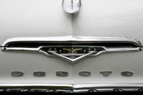 De Soto Fireflite Convertible (1955) – Das Firmenwappen war wie so oft ein Phantasieprodukt. Das grosse "V" verweist auf den serienmässigen Achtzylinder