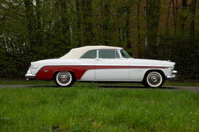 De Soto Fireflite Convertible (1955) – Das geschlossene Verdeck findet im Profil sein Ebenbild in der farblich abgesetzten Flankenpartie