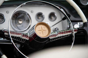 De Soto Fireflite Convertible (1955) – Ein Stern, der keinen Namen trägt: im Jahr zuvor hatte noch das Konterfei von Hernando de Soto die Lenkradnabe geschmückt (1955)