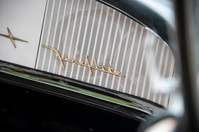 De Soto Fireflite Convertible (1955) – Modellschritzug auf der Lautsprecherblende