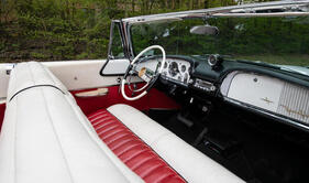 De Soto Fireflite Convertible (1955) – Obwohl etwas schmaler als im Jahr zuvor, bot der Innenraum sechs Personen bequem Platz