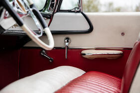 De Soto Fireflite Convertible (1955) – Sinn fürs Detail: die Unterkante des Armaturenbretts setzt sich auf der Türtafel fort