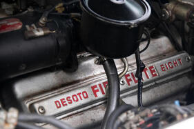 De Soto Fireflite Convertible (1955) – Spiel mit dem Feuer: der V8 mit halbkugelförmigen Brennräumen war Mitte der Fünfziger ein ganz heisses Eisen (1955)