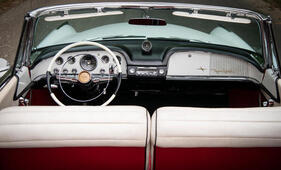 De Soto Fireflite Convertible (1955) – Symmetrie ist ebenso schick wie praktisch: der Handschuhkasten ist 70 Prozent grösser als im Vorjahr