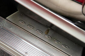 De Soto Fireflite Convertible (1955) – Uneinheitlich: während im Prospekt von "De Soto" die Rede ist, findet sich der Name am Auto nur ohne Leerschlag