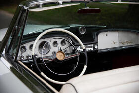 De Soto Fireflite Convertible (1955) – Ungeahnt sportlich: fünf Rundinstrumente informieren den Fahrer. Die Uhr auf dem Armaturenbrett nimmt Porsches Sport-Chrono-Paket um Jahrzehnte vorweg (1955)