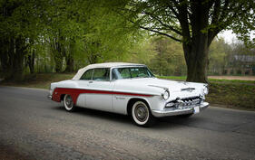 De Soto Fireflite Convertible (1955) – auch mit geschlossenem Verdeck ist die Exner-Linie gelungen (1955)