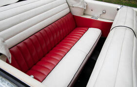 De Soto Fireflite Convertible (1955) – breite, üppig gepolsterte Rückbank für gemütliche Abende im Autokino