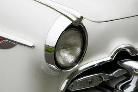 De Soto Fireflite Convertible (1955) – das Kotflügel-Ornamet verschmilzt mit der Scheinwerfereinfassung. Die De Sotos galten als die Chrysler-Modelle mit dem meisten "Bling" (1955)