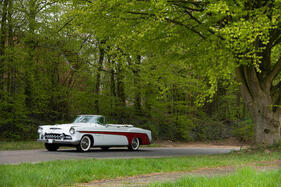 De Soto Fireflite Convertible (1955) – ein unrestaurierter Survivor in "Surf White" und "Carnival Red" De Soto Fireflite Convertible (1955) – ein unrestaurierter Survivor in "Surf White" und "Carnival Red"