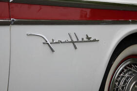 De Soto Fireflite Convertible (1955) – elegant-verspielter Schriftzug auf dem Kotflügel