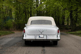 De Soto Fireflite Convertible (1955) – fünf Jahre zuvor wäre dieses Rückfenster selbst bei einer Limousine üppig gewesen De Soto Fireflite Convertible (1955) – fünf Jahre zuvor wäre dieses Rückfenster selbst bei einer Limousine üppig gewesen