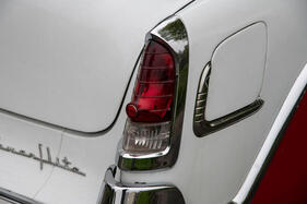 De Soto Fireflite Convertible (1955) – vergleichsweise schlichte Rückleuchten mit winzigem Reflektor. Ein Jahr später sassen pro Seite drei Einzelleuchten