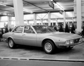 De Tomaso Deauville am Genfer Automobilsalon 1972 - ein grosser V8-Motor samt Getriebeautomatik beschleunigt diese elegante Luxuslimousine auf 230 kmh