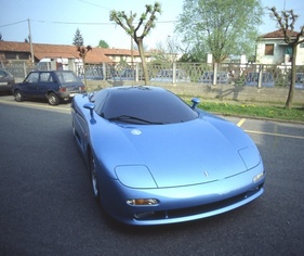 De Tomaso Guará (1994) - aufgenommen in Italien, man beachte den Mini De Tomaso im Hintergrund (1994)