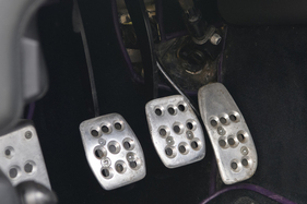 De Tomaso Guará (1998) - gelochte Aluminium-Pedalerie