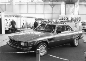 De Tomaso Longchamp GTS (1982) - am Genfer Automobilsalon von 1982 - mit Kotflügelverbreiterungen und wuchtigen Pirellireifen, der Motor kommt von Ford