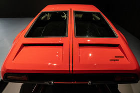 De Tomaso Mangusta (1967) - in der Ausstellung "PS:. Ich liebe Dich. Sportwagen-Design der 1950er - 1970er Jahre"