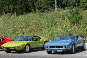 De Tomaso Mangusta (1969) - neben seinem Nachfolger, dem Pantera - beide mit Ford-V8-Motoren - V8-/I6-Hybridtreffen in der Motorworld Kemptthal 2021