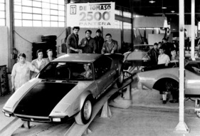 De Tomaso Pantera (1972) - Im Jahr 1972 konnte bereits der 2500. Pantera, ein GTS, vom Fliessband gefahren werden