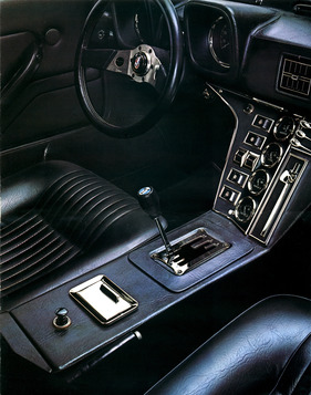 De Tomaso Pantera (1972) - Interieur mit offener Kulissenschaltung - Aufnahme aus dem Verkaufsprospekt