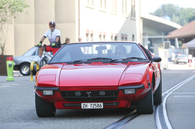 De Tomaso Pantera (1977) - flaches Mittelmotorcoupé bei der Anfahrt - V8-/I6-Hybridtreffen in der Motorworld Kemptthal 2021