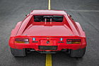 De Tomaso Pantera Gruppe 5 (1975) - man blickt direkt auf die vier Tüten über dem Achtzylinder