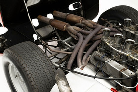 De Tomaso Sport 5000 Spyder Fantuzzi (1965) – Das gesamte Heck des Wagens hängt am Motor