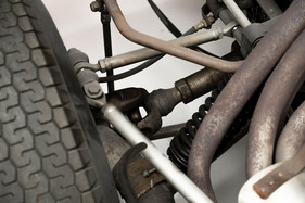 De Tomaso Sport 5000 Spyder Fantuzzi (1965) – Offen laufende Kreuzgelenke an den Halbwellen