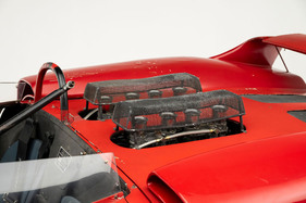 De Tomaso Sport 5000 Spyder Fantuzzi (1965) – Schutzgitter gegen zurückschlagende Vergaser