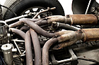 De Tomaso Sport 5000 Spyder Fantuzzi (1965) – Unter dem Auspuffsammler versteckt sich die direkt ans Getriebe angelenkte Hinterradaufhängung