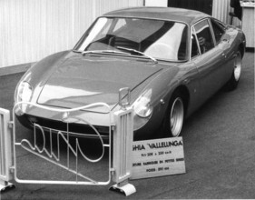 De Tomaso Vallelunga (1965) - das von Ghia gestaltete Seriencoupé mit Mittelmotor - gesehen am Pariser Salon 1965