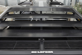 DeLorean DMC-12 (1981) - Blick durch die Heckstoren ins Cockpit
