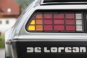 DeLorean DMC-12 (1981) - Heckleuchten und Markenschriftzug