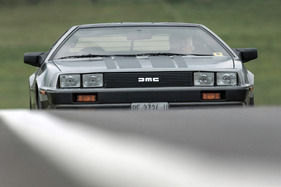 DeLorean DMC-12 (1981) - bei soviel Grau empfiehlt sich natürlich eine Beleuchtung auch am Tag