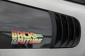 DeLorean DMC-12 (1981) - der passende Kleber auf der Seitenscheibe