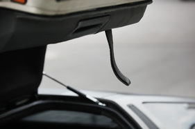 DeLorean DMC-12 (1981) - die Lederschlaufe hilft, die Türe herunterzuziehen