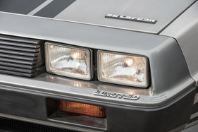 DeLorean DMC-12 (1981) - einige Schriftzüge sind erst über die Jahre dazugekommen