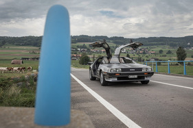 DeLorean DMC-12 (1981) - es empfiehlt sich allerdings, mit geschlossenen Türen zu fahren DeLorean DMC-12 (1981) - es empfiehlt sich allerdings, mit geschlossenen Türen zu fahren